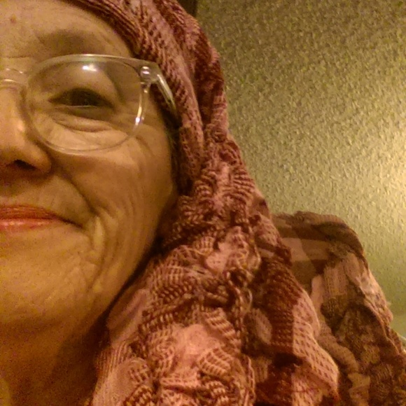 Meet your Posher, Debbie - Picture 1 of 2